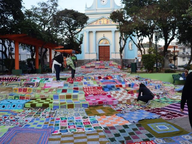 Quinhentas mantas estão expostas na Praça Lourenço Franco de Oliveira