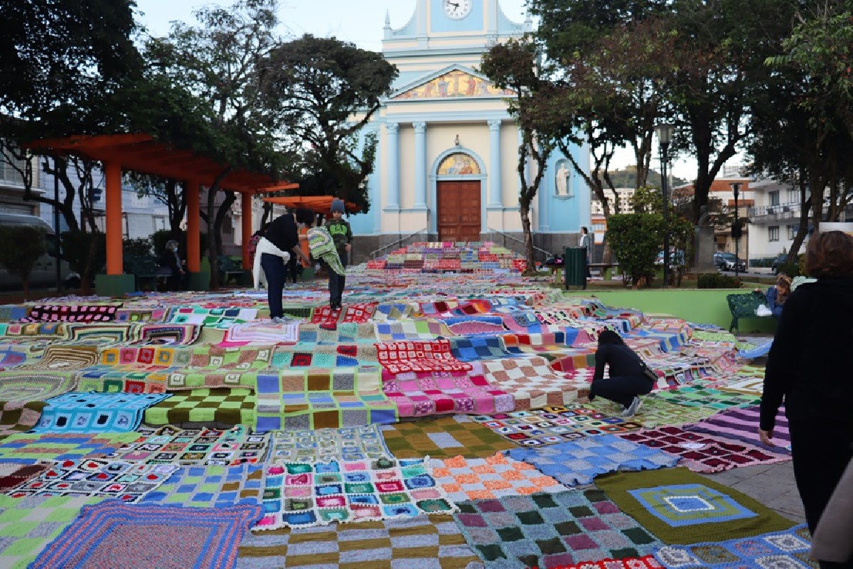 Quinhentas mantas estão expostas na Praça Lourenço Franco de Oliveira